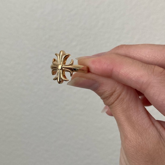 New Vanessa Mooney gold THE FLEUR CROSS RING - Picture 9 of 9